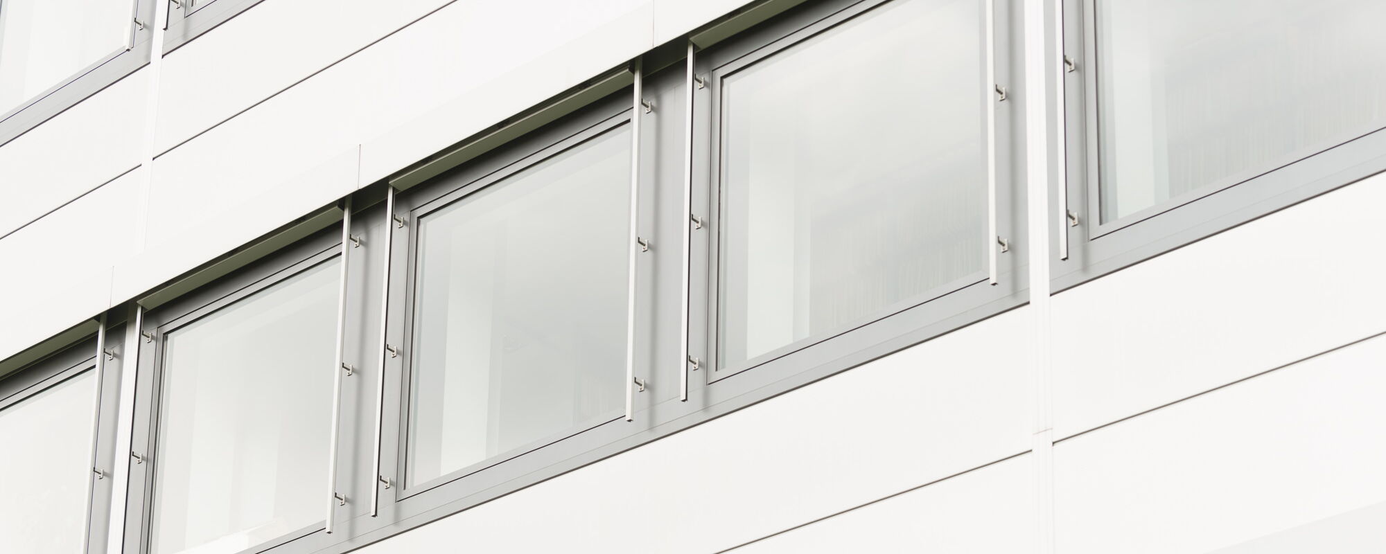 Fassadendetail mit Metallrollo
