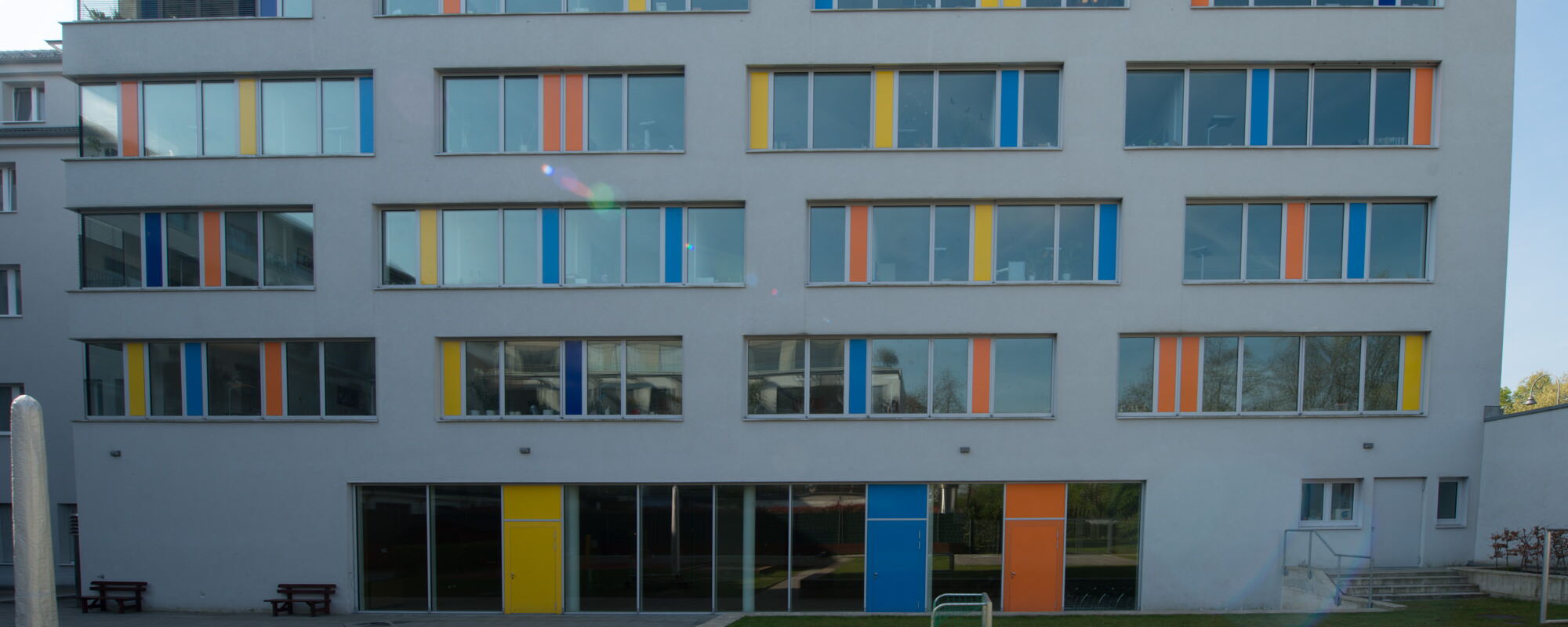 Fassade komplett Ansicht mit bunten Elementen