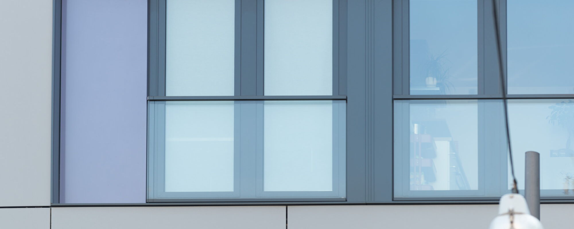 Fassadendetail mit Fenstern und farbigen Elementen