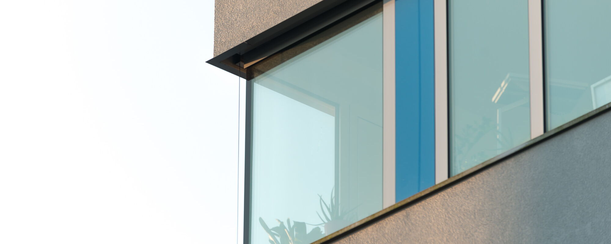 Detailansicht Fenster über Hausecke